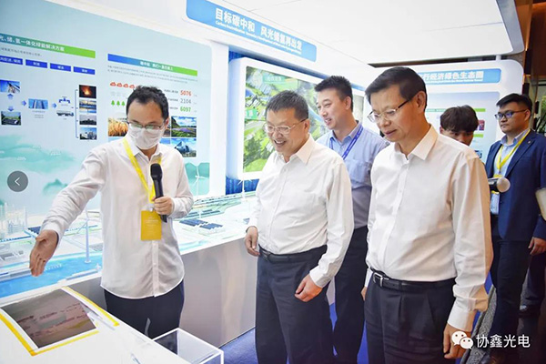 國家能源局局長章建華國際能源變革對話閉門會議間隙考察協鑫展臺